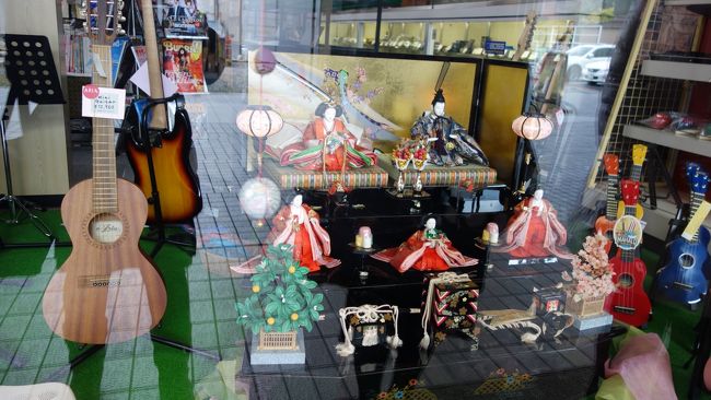 楽器店にも。<br /><br />楽器を持ったお雛様を期待しちゃいましたが、やはりいませんでした（笑）