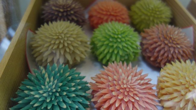 細かい細工の引出菓子。