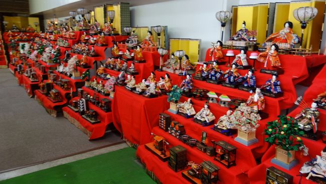 市場の中も、広いスペースを取って沢山並んでいます。