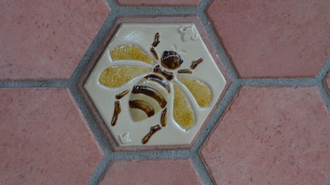 かわいい蜂模様のタイルが。<br /><br />これ、欲しいっ♪