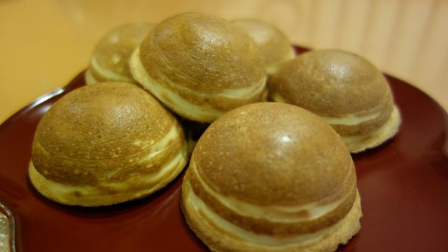 店内は座れる様になっています。<br /><br />おまんじゅうは外がぱりっとしていてほんのり蜂蜜の香りがしました。<br /><br />一つ￥60のおまんじゅうを二つずつ頂いて、お茶まで出して頂いて、身も心も温まりました〜。