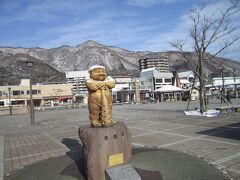 駅前広場に設置されている鬼（鬼怒太）の銅像にも積雪。