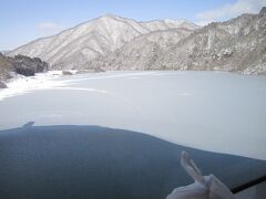 湯西川温泉駅（トンネル内にある）を発車すると、車窓にいきなり凍結した湖が！　あとで調べたら五十里（いかり）湖というダム湖だそうな。