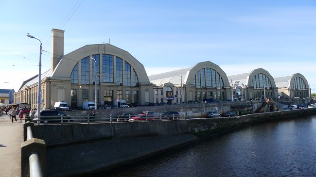 バスに乗るまでの午前中の時間は、市場の散策とお土産屋さん巡りに費やした。<br /><br />ということで、まずは、かまぼこ型の中央市場へ。