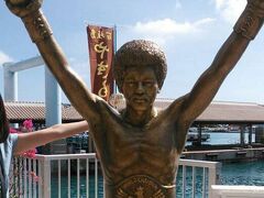 フェリーで石垣島へ戻り
具志堅像を発見！

離島ターミナルの周りでショッピング
ぺんぎん食堂へ