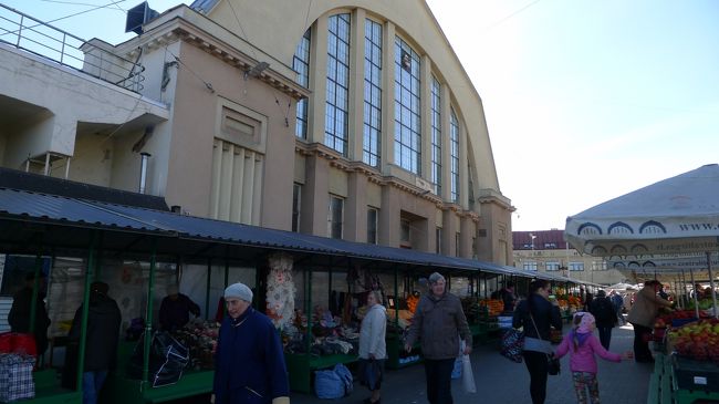前回記載したように、この建物は飛行船・ツェッペリン号の格納庫を活用したもの。<br /><br />それぞれの棟ごとに、肉、魚、雑貨…のように分かれていた。<br />