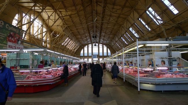 まずは肉屋さんが集まっている棟へ。<br /><br />写真撮影は怒られることがあるので要注意。商売の邪魔にならないように気を付けて。<br /><br />ワタクシ、しっかり「邪魔だ」と叱られました（涙）