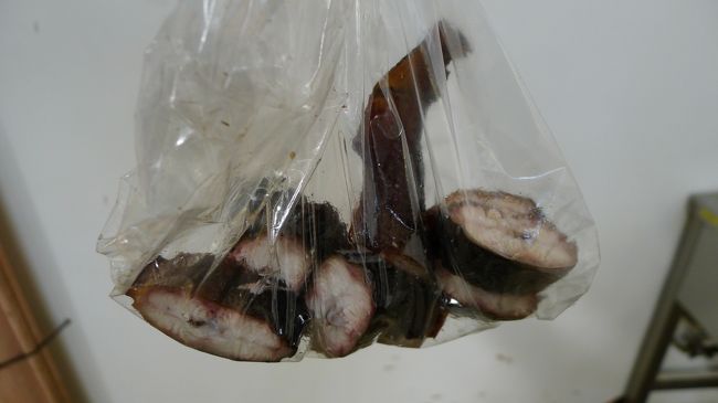 移動中に食べるため、買ったところで、適度な大きさに切ってもらう。<br /><br />ウナギは蒲焼のタレがあってこそ、と思っているので、燻製には正直なところ期待はしていなかったけど……。脂が乗っててスゴく美味しかった!!