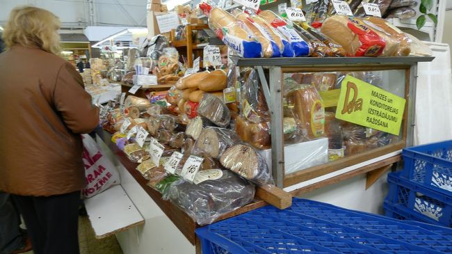 ついでに、パンも購入。<br /><br />酸味のあるボソボソとした黒パンが何気に好きなので、こちらは元々カットしてあるものを買う。0.5ユーロ。