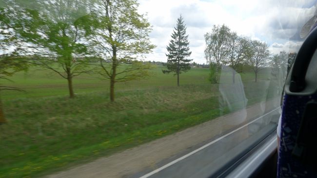 窓から見えるのはこんなような景色ばっかりなんだけど、こうした田園風景がまた良くて、なぜか飽きないのだ。<br /><br />そういえば、途中、近くの席のオバ様に何かを話し掛けられたんだけど、何を言っていたのかサッパリ分からず…。ん〜、あの人は何語でどんなことをしゃべってたんだろうか、といま思い返しても気になる…。