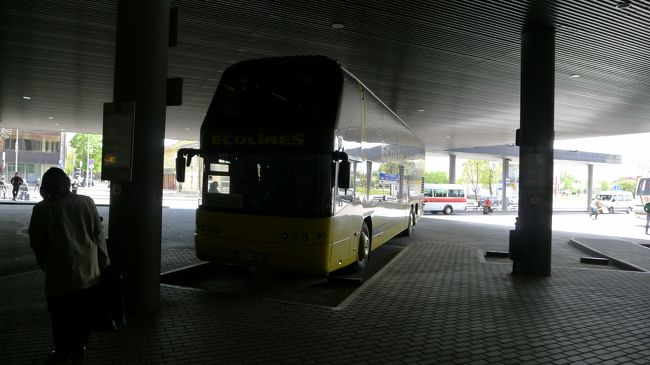 車内では、パンを食べたり、景色をぼーっと見てたりで、２時間３０分のバス旅行も苦にはならなかった。<br /><br />そして、定刻の14時30分にシャウレイのバスターミナルに到着した。