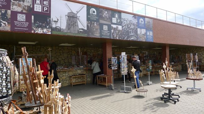 インフォメーションの前のお店では、大小、さまざまな十字架も売っている。