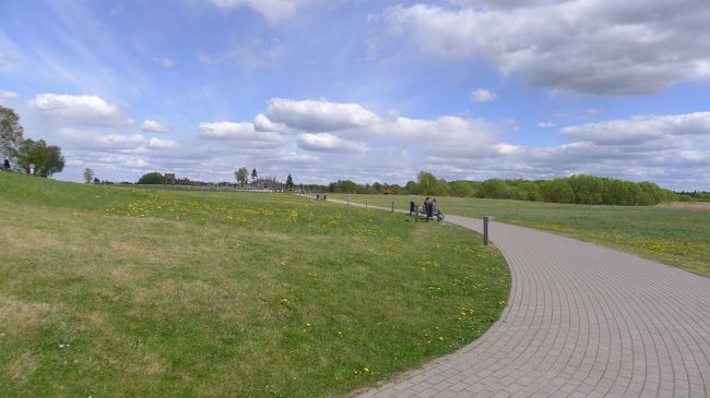 十字架を大切に握りしめて歩いて丘に向かう。<br /><br />