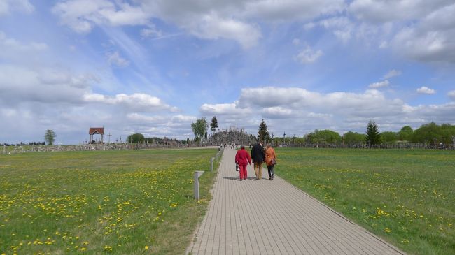 近づくにつれて少しずつ、丘が大きくなってくる。<br /><br />しかし、周囲の緑と風で流れている雲がすごーくキレイで、気持ちがいい。