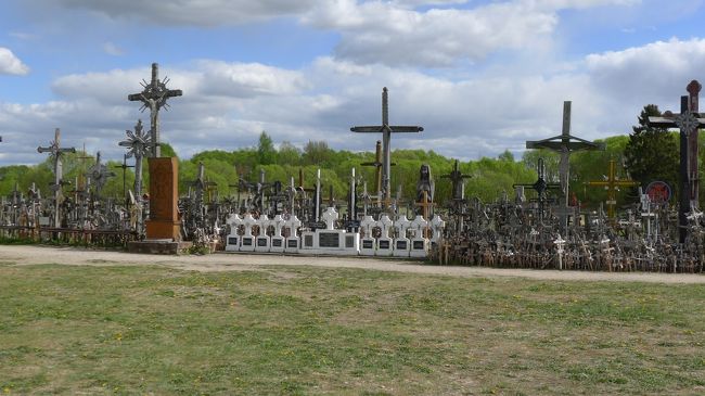 丘の周囲にも、どんどん十字架は広がっている。