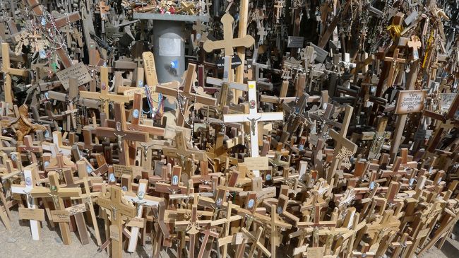 なんでも、十字架の丘の起源は、1831年にロシアに対抗して蜂起（失敗）、その犠牲者の遺体代わりに、ここに十字架を立てたのが始まりらしい。