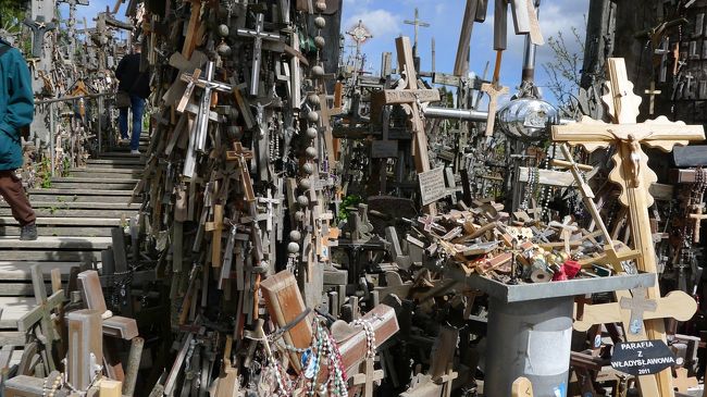 その後、1944〜1990年にソ連の統治下になった時には、ここに十字架を捧げることで非暴力による抵抗を表していた。ソ連は３度にわたり、ブルドーザーでこの丘にある十字架を撤去しようとした（Wikipediaより抜粋）。<br /><br />つまりここはお墓ではないのです。ブルドーザーで撤去されても、リトアニアの人たちは、めげずに新たな十字架を立てきたということです。<br /><br />