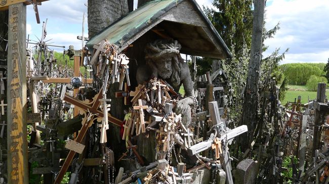 十字架だけでなく、彫刻なんかもある。