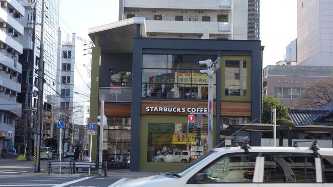 途中で見かけたスタバ。<br />色合いが渋いです。
