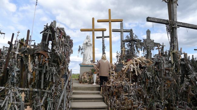 老婆が祈りを捧げているところが、この丘の頂上にあたる部分。