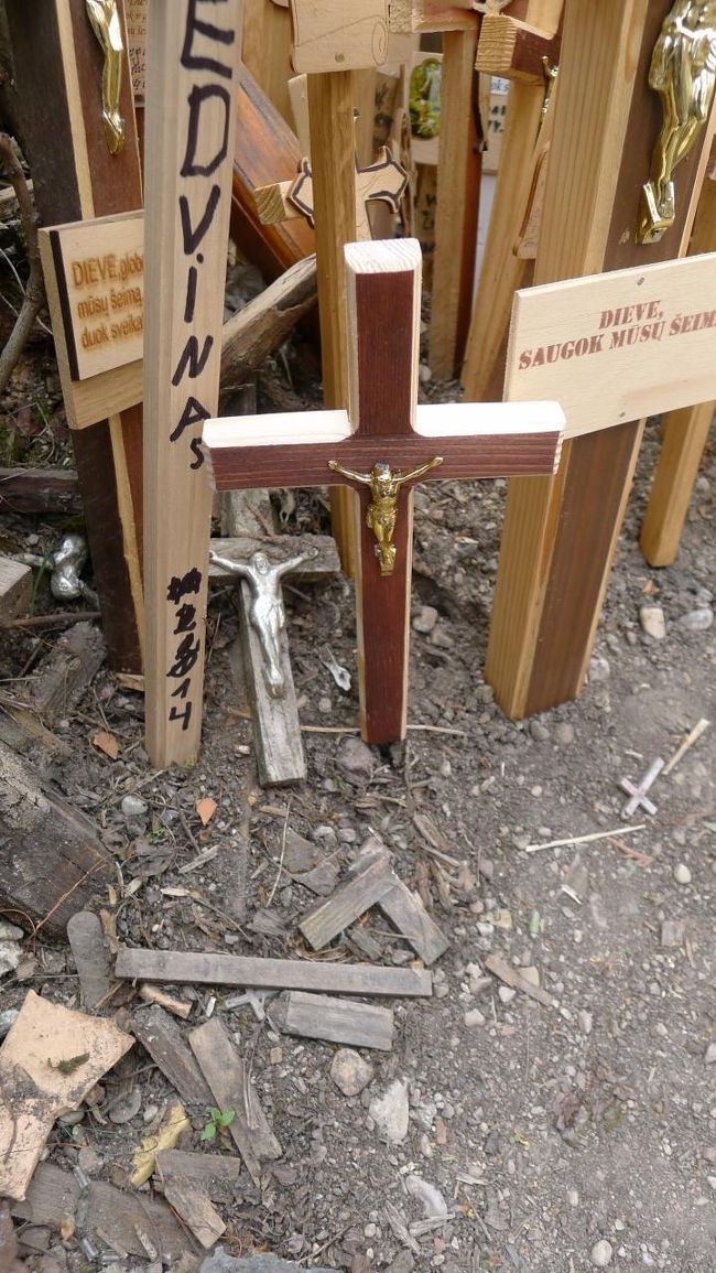 先ほど買った十字架は、頂上を越えた裏手の、右側に折れる所に捧げた。<br /><br />ちなみに、「この丘は未だいずれの管轄にも属していない。そのため自由に出入りし、十字架を建てることができる」（同）ということです。<br />