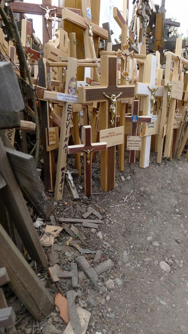 改めて見ると、すぐ近くに同じタイプのさらに大きい十字架が立っていた。<br /><br />ま、負けた…。