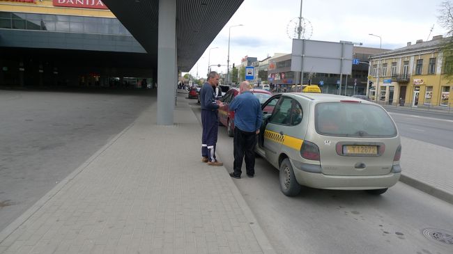 海外では、警戒心から、なるべくタクシーを乗らないようにしているんだけど、今回は割と迷いがない。<br /><br />で、早速、運転手さんとの交渉を開始。往復料金で運転手の100リタス、こちらの50リタスからスタートし、最後は70リタス（約2450円）で交渉成立。<br /><br />後でリタスじゃなくて、ユーロだと、トラブルにならないように、ガイドブックに70リタスと書いてもらった。ホントに信用してない（笑）<br />