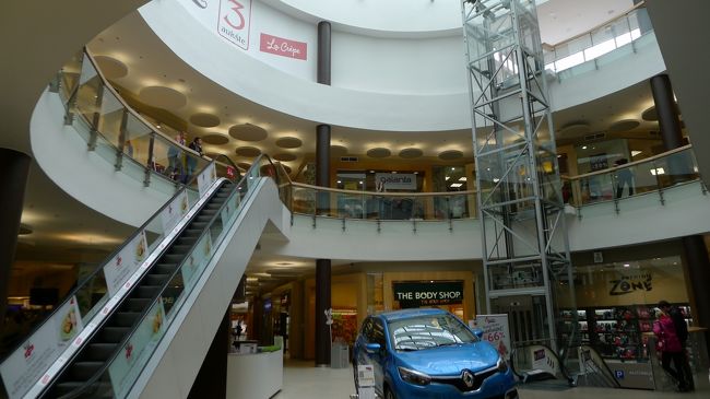 そして、再びシャウレイのバスターミナルに到着。<br /><br />次は、また違うバスに乗ってリトアニア第二の都市・カウナスに向かう。ここには、日本のシンドラーと呼ばれる、杉原千畝さんが多くのユダヤ人を救った旧日本領事館を見にいくためだ。<br /><br />ということで、カウナス行きのバスの時間をインフォメーションで聞いたら、まだ一時間以上あったので、ターミナル併設のショッピングモールで時間をつぶす。<br /><br />