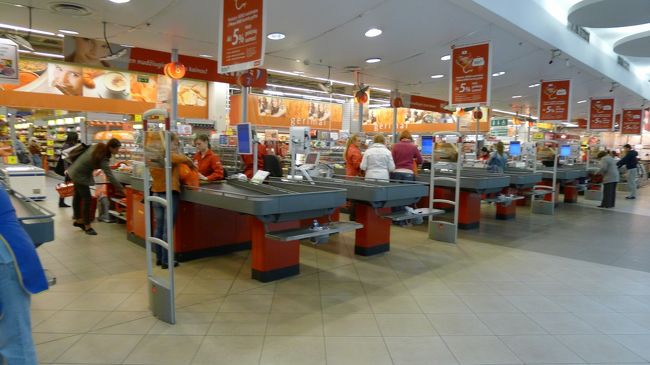 一階にはスーパーもあった。<br /><br />そういえば、モールの外で残っていたウナギを食べていたら、いかにも怪しすぎるオッサンが話し掛けてきたので、とりあえず逃げた（汗）<br />