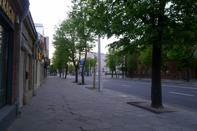 ん〜、なんでこんなに人が居ないんだろうか。お店もほとんどないし。<br /><br />