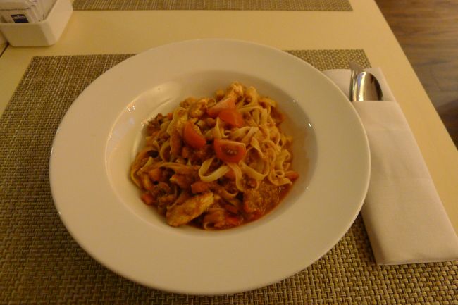 人気のない道を歩いて旧市街まで歩くのもちょっとコワいので、夜食はマグナスホテル前のIbisホテルの中のレストランにした。<br /><br />イタリアンのお店だったのでパスタを注文。予想外に美味しかった。