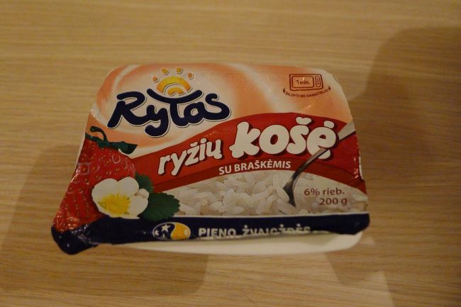 夜食を終えて、ホテルの部屋に戻り、スーパーで買ったヨーグルトを食べてみる。<br /><br />しかし、なんでお米の絵が書いてあるんだろうか、と考えながらパッケージを開けてみると…。