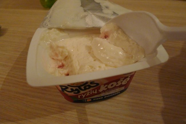 なかにはお米がたっぷり。甘いミルキーなソースとお米のデザートでした。<br /><br />日本人にはたぶん合わないかなぁ…。ということで、この日は終了。<br /><br />翌日に続く。