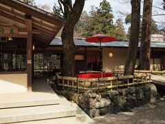 　春日荷茶屋（かすがにないぢゃや）
江戸時代末期に春日大社境内において、てんびん棒に茶箱と茶釜をかけて、 赤膚焼の皿に「火打焼」という餅菓子を盛りました。火吹き竹で火をおこし、参拝客に茶を振る舞っていた「荷茶屋」が当時名物だったと 「大和名所図会」や他の書物にもあります。浄らかな火で煮炊きしたものを食することで、身心浄化させてから参拝したという清めの茶屋です。


