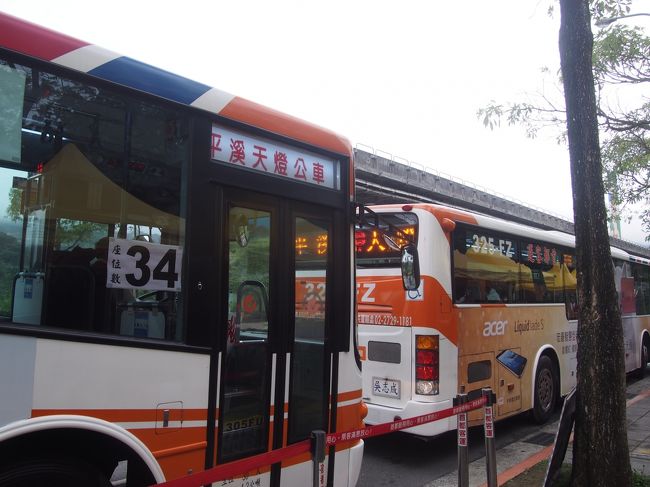 事前に調べた情報によると、<br />立っていく人の列と、座っていく人の列が分かれていて<br />めっちゃバスを待つのではないかと、結構心配していました。<br /><br />・・・が、ほとんど並んでいない！<br />バスがどんどん来ます。<br />バスがどんどん来て、人がどんどん乗り込んでいきます。<br /><br />全く並ばず、座って会場に行けることになりました。ラッキー(・∀・)<br /><br />