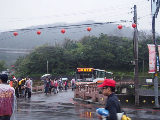 山道をうねうね通って、大体一時間弱で、十分に到着！<br />眠る暇もなく、ほぼノンストップで、一気に十分に着きました。<br /><br />天気は残念ながら、やや雨。<br />