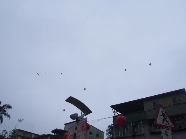 バスに乗っている時から、ランタンが上がっていくのが見えて<br />テンションもどんどん上がります！ヾ(o´∀｀o)ﾉ<br /><br />わたしも早くやりたい！<br />ランタンあげたい！！