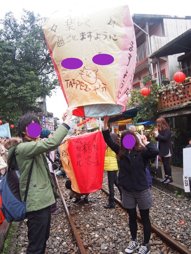 そしてランタンに火を投入！<br /><br />一気に暖かくなり、ランタンが上に引っ張れるように<br />上がっていきます。<br /><br />この状態でも、写真を4面分撮ってくれました！o(｀ω´*)o<br /><br />