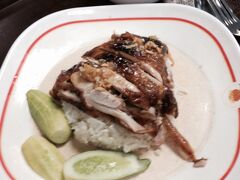 １Ｆに下りて、いつものマジックで遅い昼飯。
（料理が、どんどん不味くなる、気がする・・）

クーポン式フードコート
タイ料理16軒　約200席　だって！
多少、店も入れ代っているね。
