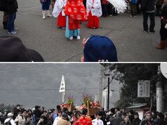 【ひいなの湯】
上の写真は鳥居を出たところです。
後ろの建物は『ひいなの湯』です。
加太で宿を取るならば『ひいなの湯』がおすすめです。
食事や温泉のみも可能です。
家族で訪れてているときはここで食事をしたりしますが今日はひとりですから入りません。

【桟橋ヘ移動中】
鳥居を出ると海沿いの道を500m南に下り海に舟を浮かべる桟橋のある場所まで舟を担ぎながら移動します。
途中、立ち止まりながらお祓いをして進んで行きます。

【桟橋に先回り】
あまり舟の陸の移動中の写真が撮れていないのです。
桟橋の撮影場所を確保しないといけないので桟橋に先回りします。

Google Map
http://goo.gl/maps/LUDuq