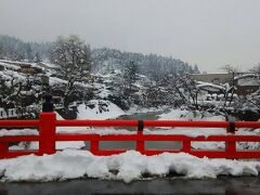 高山に着いたらやはり雪深し！

ロッカーに荷物を預けて町並み散策
寒い〜