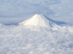 【 Mount Fuji seen from JAL125 (HND-ITM)】

帰りのJAL125便では、シャンパン（Nicolas Feuillatte）をもらいました。
東京ではずっと天気が悪かったけれど、機上からは、目の覚めるような美しい富士山を間近に見ることができました。

♪富士は日本一の山〜
