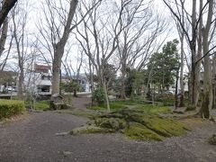 駅近くの白滝公園。
所々に富士山の溶岩が見られました。