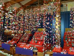 子どもの館では雛飾り

花見を中断して、子どもの館で雛飾りを見る。
吊るし飾りは約５、５００個。