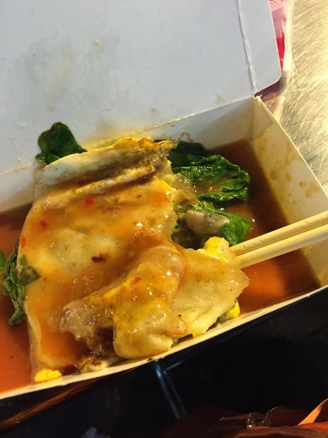 徒歩で寧夏夜市へ。夜ごはんです。<br />牡蠣オムレツ２００円くらいかな。５０元。