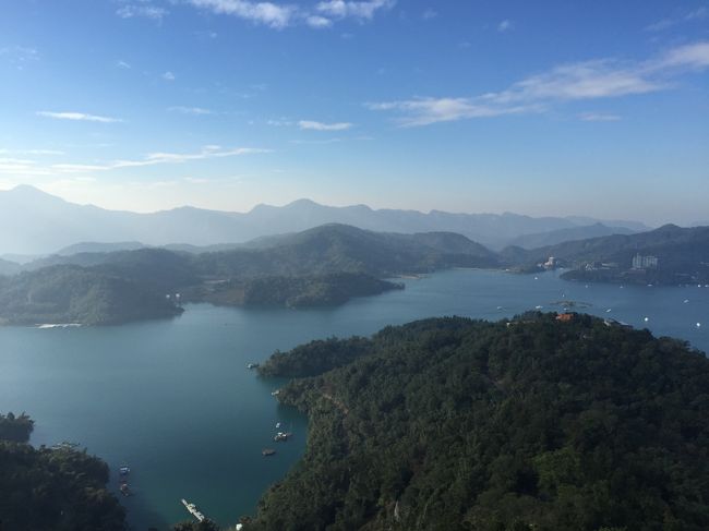 こんな素敵な景色が見えますよ！<br /><br />半日が過ぎると、周りを見る余裕ができてきました。<br />このツアーに参加しているのは、家族の誰かが台湾人である家族が多い。<br />奥さんが台湾人、旦那さんが日本人のオーストリア国籍の家族、おじいちゃんが台湾人の新婚カップルを含む大家族のアメリカ人、アメリカ人弁護士母娘（ipadで仕事しつつ参加）、沖縄の米軍基地にからきた家族、韓国系カナダ人の高校生グループ。インド人夫妻。などなど。一人は私だけ。でもなかなか面白い。みんな、なんだかんだ言ってアジアが好きみたい。<br />