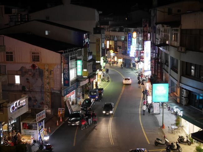 ホテルの部屋から見た風景。ホテルの一階にはスタバもありました。<br />この辺りの食堂で牛肉麺（１０５元）を食べて就寝。<br /><br />ホテルは、高級ホテル。ウェルカムフルーツあり！<br />（ツアーに説明がネット上に出ていたように、湖側ではありませんが、この景色でも満足。しかも、バスタブとシャワーブースが別！）<br />