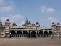 その後、カルパナロッジへ移動してマイソール宮殿に行ってみました。
カルパナロッジはフロントに居る人に依って料金が違います。
一泊450ルピーと400ルピー。
マイソール宮殿、一人200ルピー。
中は撮影禁止。
無料でオーディオガイドを借りられます。
