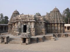 1/18
バスでソームナートプルへ。
バスを乗り継いで1時間半位で行けます。