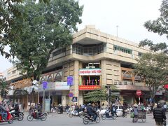 こちらがホム市場。ここは洋服の生地など、布が多い市場です。